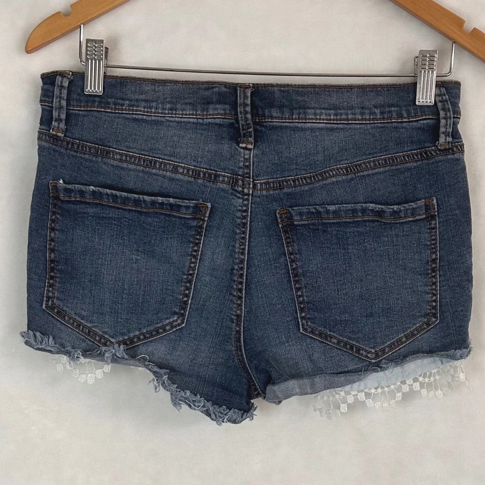 Mudd Women's 11 Distressed Denim Shorts Medium Wash Crochet Lace Trim Boho Indie